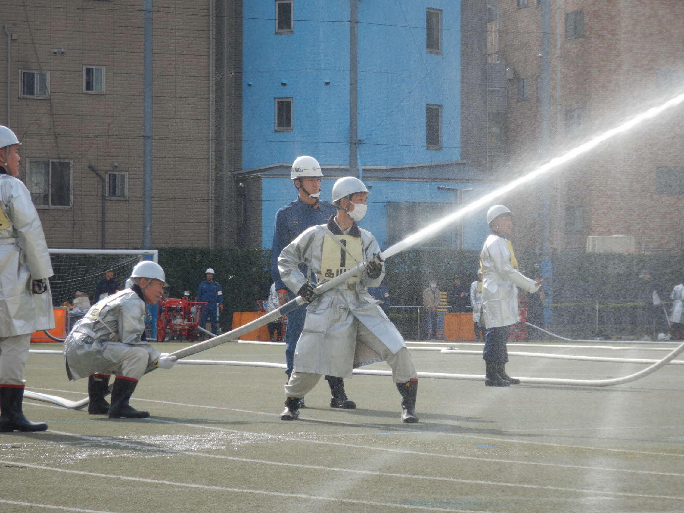 6-ホースを構えて放水する隊員
