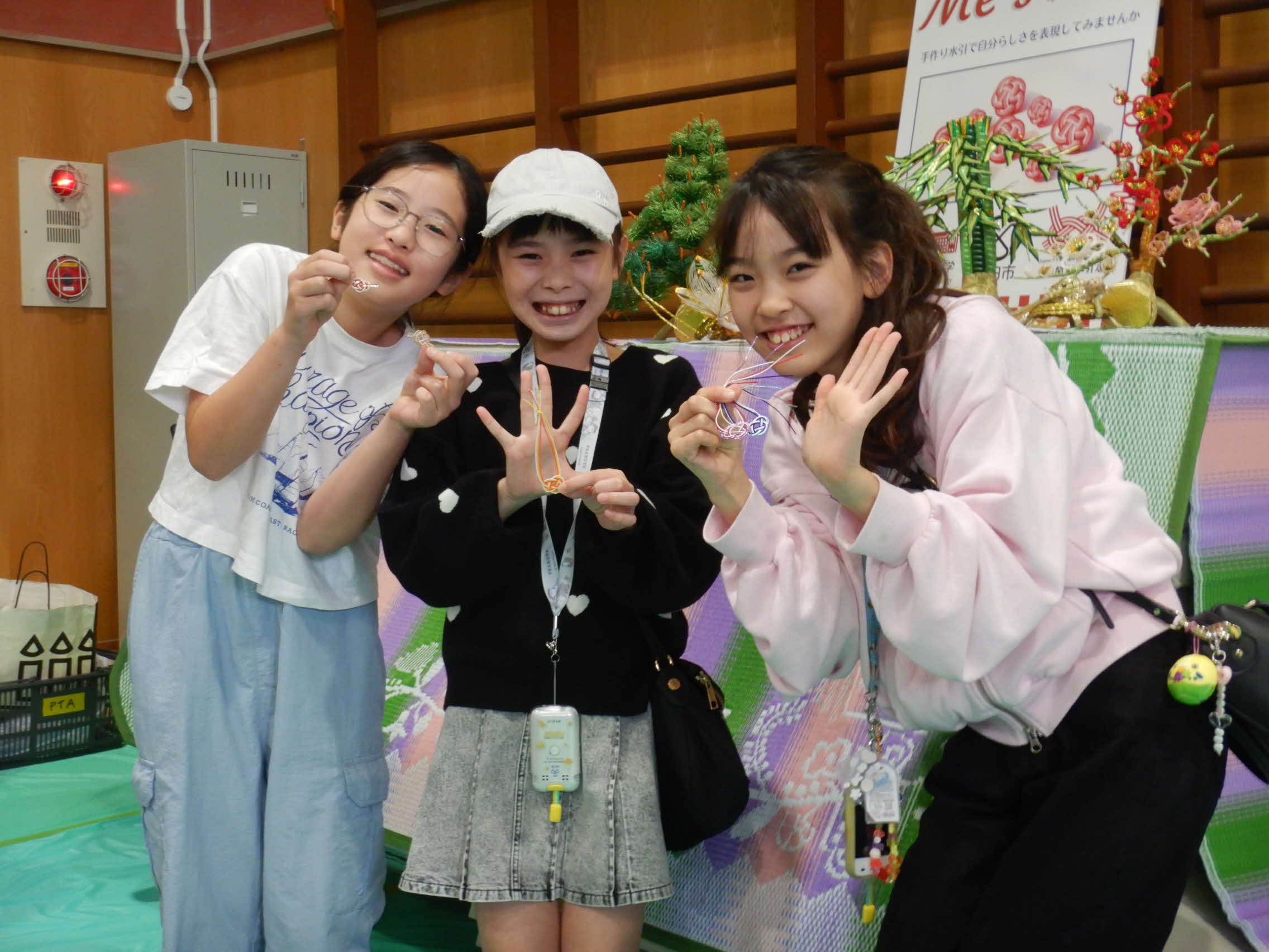 水引工作を体験した子どもたち