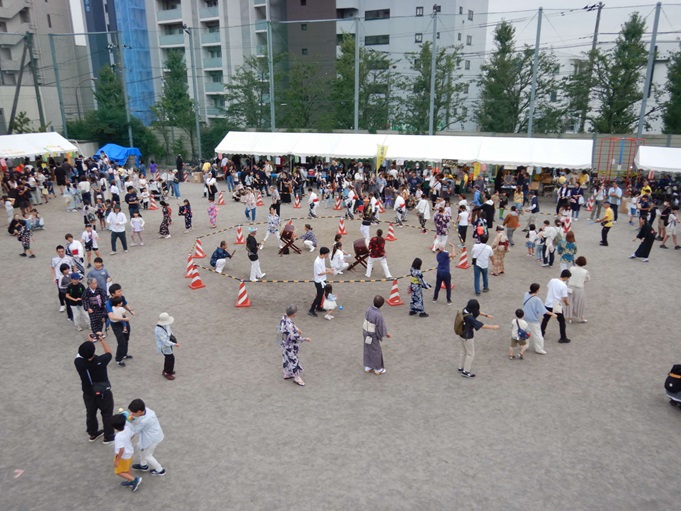 太鼓を囲んで盆踊り
