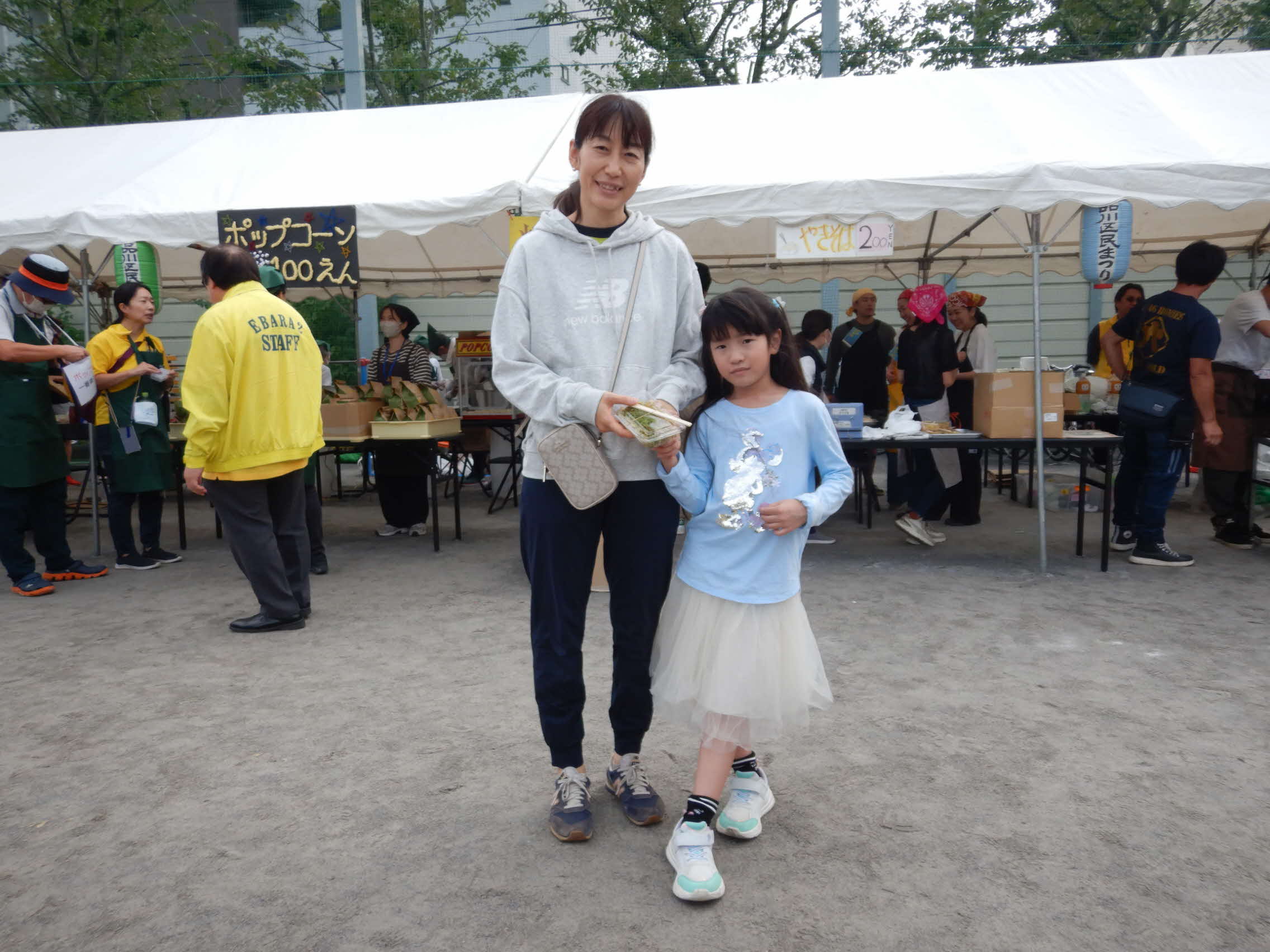 模擬店を楽しんだ親子