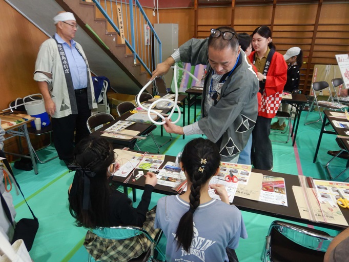 職人による水引の説明