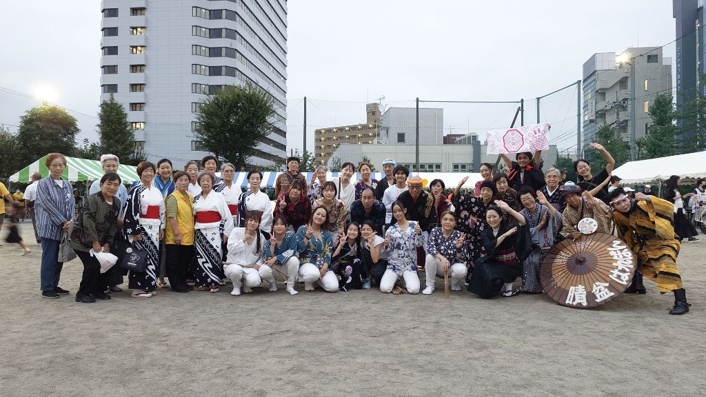 盆踊り参加者の集合写真
