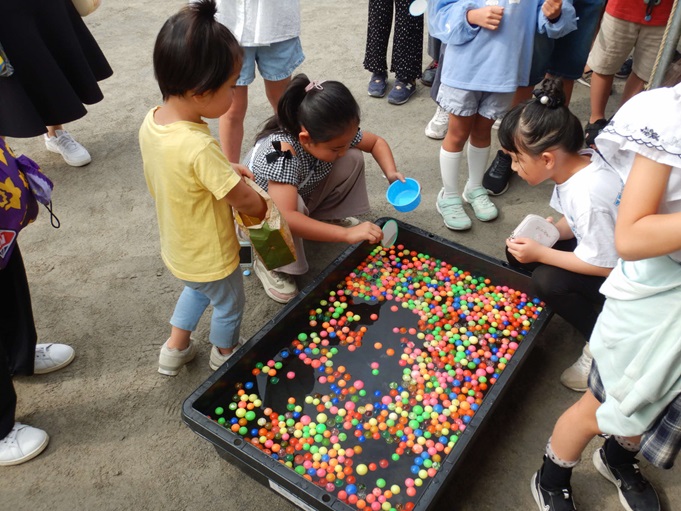 スーパーボールすくいを体験する子どもたち