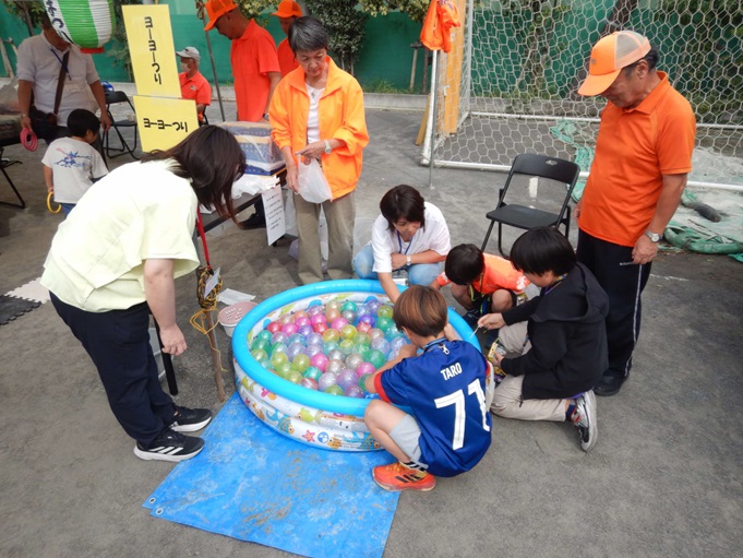 ヨーヨー釣りを体験する子どもたち
