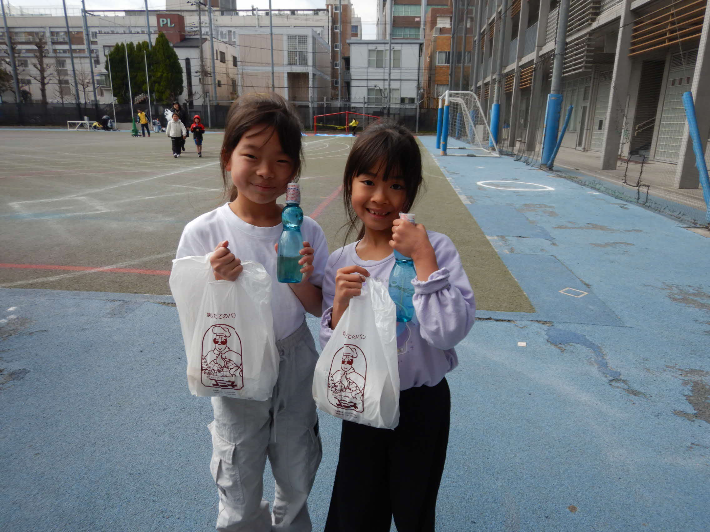 記念品をもらった子どもたち