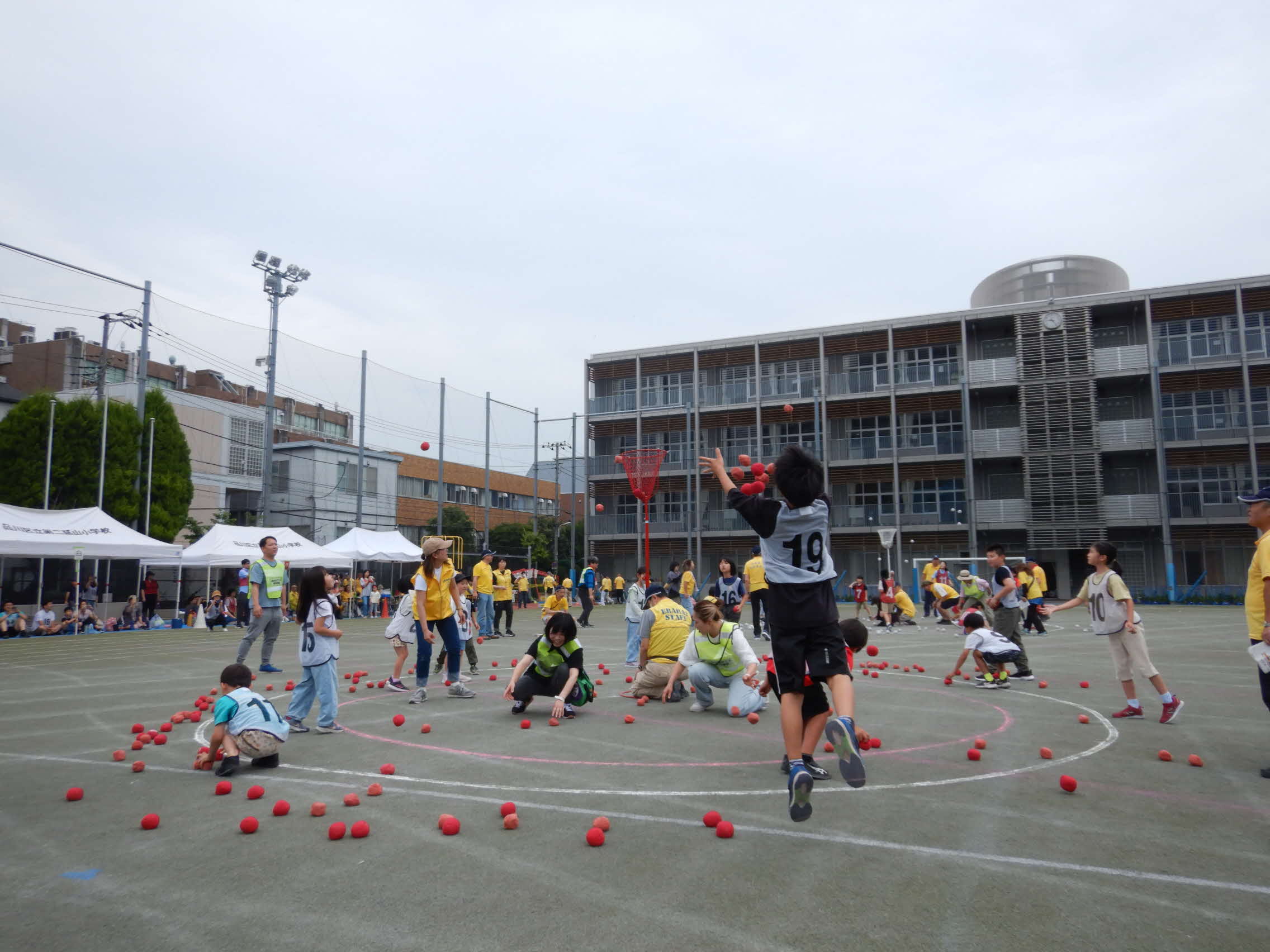 玉入れ（かたまりを作って戦略的に玉を投入！）