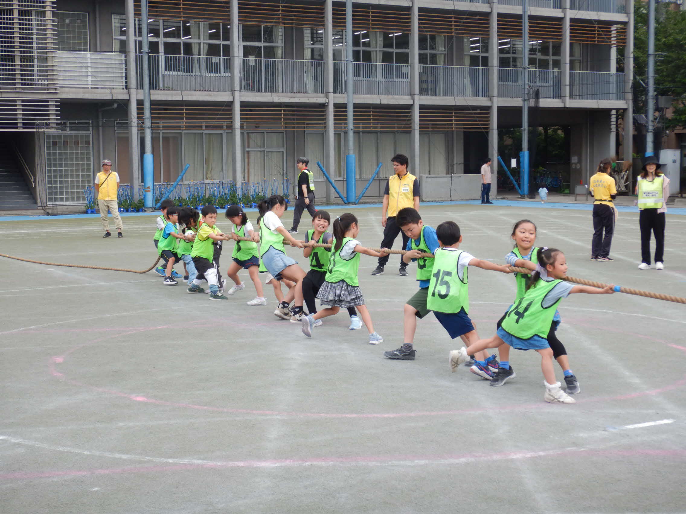 綱引き（子どもたちが一丸となって引っ張る！）