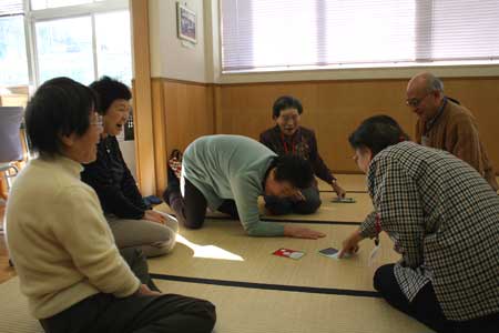 手作りいろはカルタでいきいき新春カルタ取り