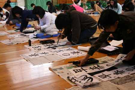 全校児童が心を一つに体育館で書初め会