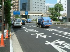 自動車の多い通りです