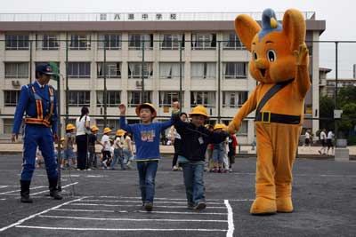 八潮地区小学低学年生が春の交通安全運動