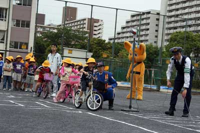 八潮地区小学低学年生が春の交通安全運動