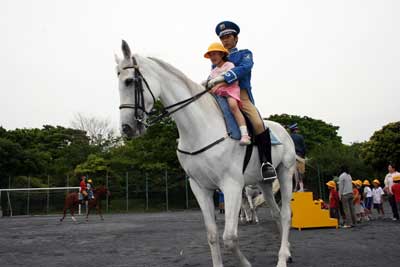 八潮地区小学低学年生が春の交通安全運動