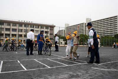 八潮地区小学低学年生が春の交通安全運動