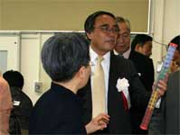 児童デイサービス(室内を見る区長)