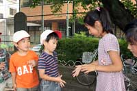 芳水小 幼稚園、保育園児と種まき