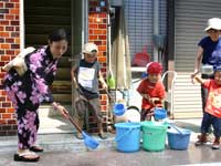 平和坂通り商店会打ち水3