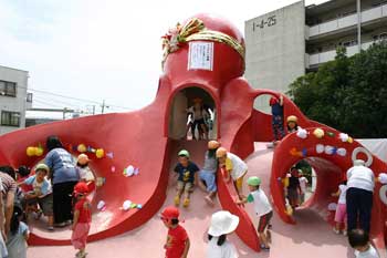 タコ滑り台とお別れ会（遊ぶ子ども）