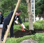 戸越公園南門完成記念植樹