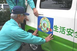 83運動ステッカーを自動車に貼っている様子の写真