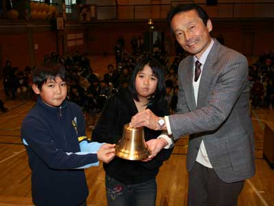 杜松小学校　ラオスに交流の鐘