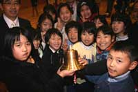 杜松小学校 ラオスに交流の鐘