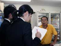 商店街の環境美化活動を立正大が調査(勝男武士屋1)