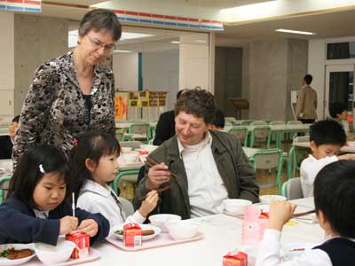 日野学園で教育交流(箸の持ち方を教える1年生）