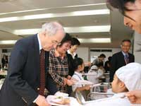 日野学園で教育交流(配膳）