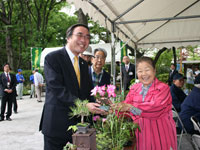 花を手に取る濱野区長