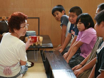 高齢者と小学生が茶道で交流