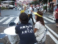 大井フェスタ(テーブルを囲む人)