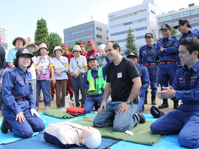 外国人が地区総合防災訓練に参加(救出救護訓練)