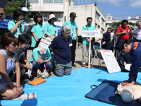 外国人が地区総合防災訓練に参加(説明を聞く)