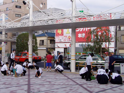 中学生と町会が西小山駅前広場のガムはがし