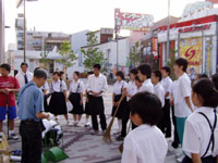 中学生と町会が西小山駅前広場のガムはがし