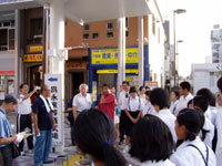 中学生と町会が西小山駅前広場のガムはがし