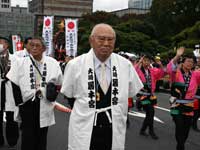 町会長らが山車を引く