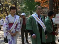 区長、上野さんと一緒につまみ食いウォークに出発