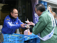 区長、とごしの牛乳屋さんでつまみ食いウォーク