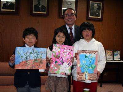 「そばの花観察運動」入選作を持って記念撮影