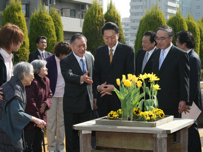 鳩山首相視察（さくら会屋上庭園）