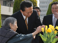 鳩山首相視察（さくら会屋上庭園2）