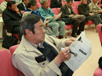 「しながわシェルター」技術講演会(説明を聞く参加者)
