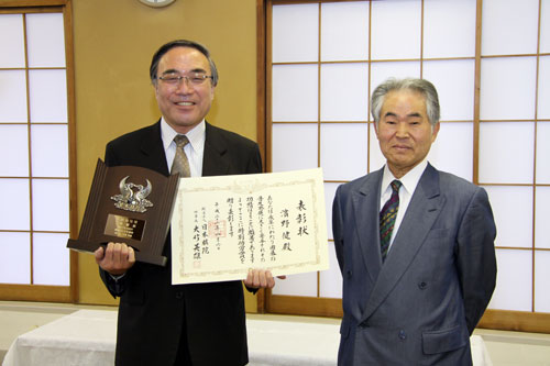 大竹英雄理事長（右）と濱野区長