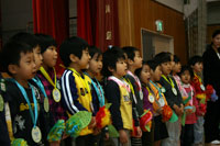 111三木小学校 保育園児歓迎会と鯉のぼりあげ