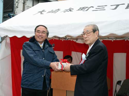 濱野区長(左)と飯野大崎本町3丁目町会会長