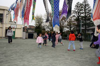333三木小学校 保育園児歓迎会と鯉のぼりあげ