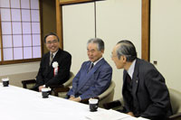 大竹英雄理事長(中)、徳岡壽夫アマ連盟顧問(右)と濱野区長