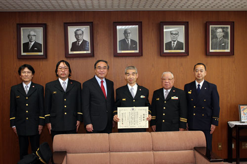 濱野健区長と消防団の皆さん